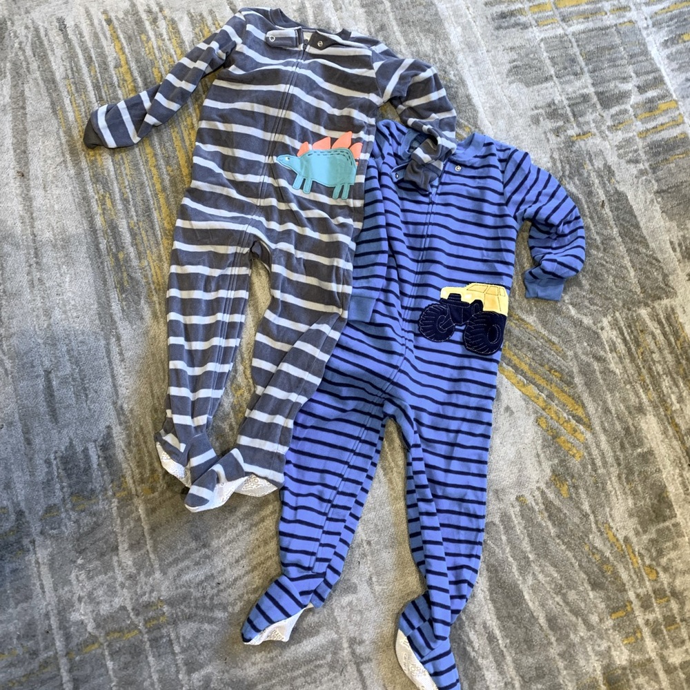 Bundle of two toddler footed pajamas, size 3T